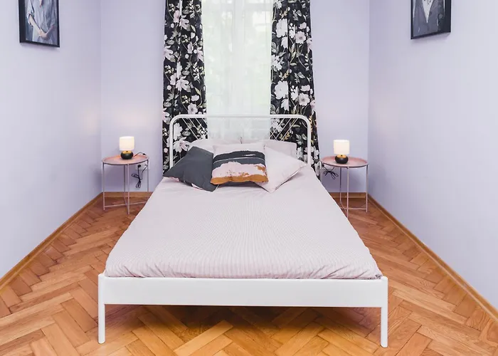 Modern Urban Escape - Old Town Apartment - By Upstairs