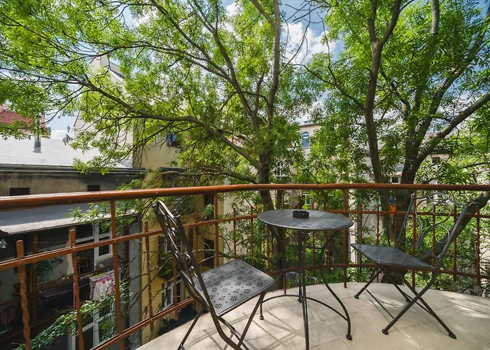 Modern Urban Escape - Old Town Apartment - By Upstairs