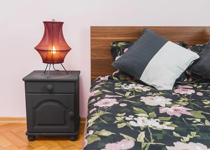 Modern Urban Escape - Old Town Apartment - By Upstairs