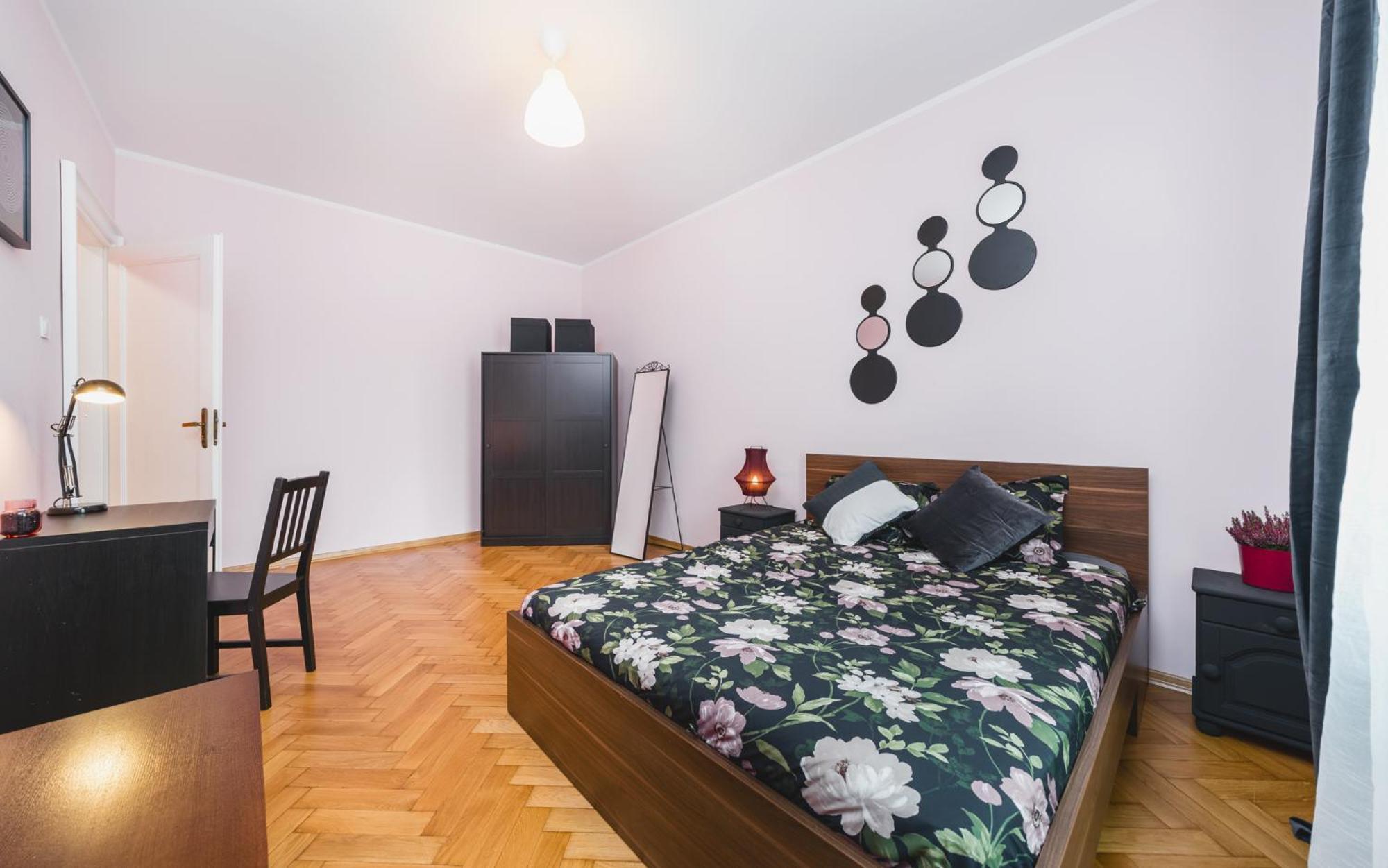 Modern Urban Escape - Old Town - By Upstairs Apartment