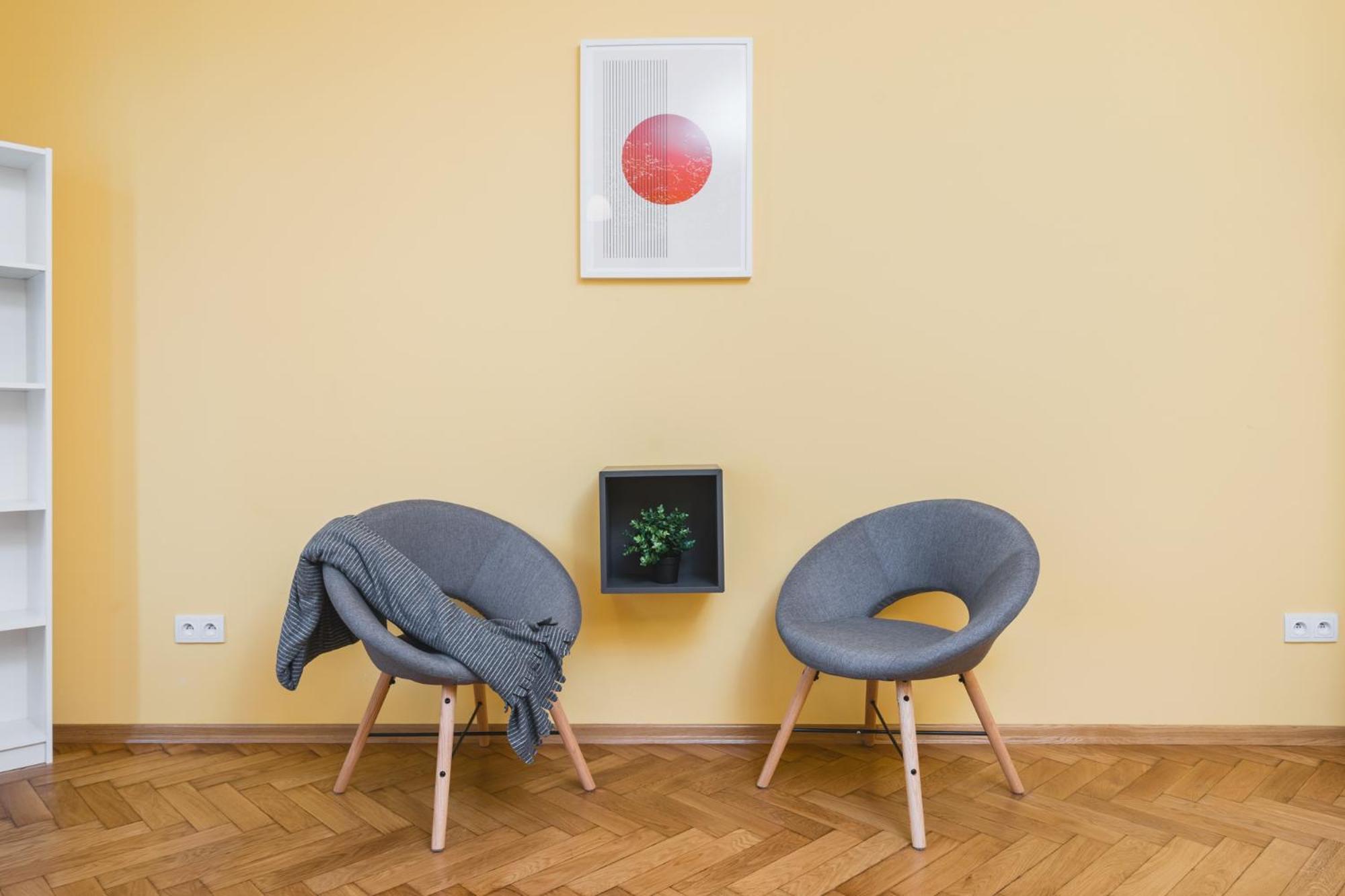 Modern Urban Escape - Old Town - By Upstairs Apartment