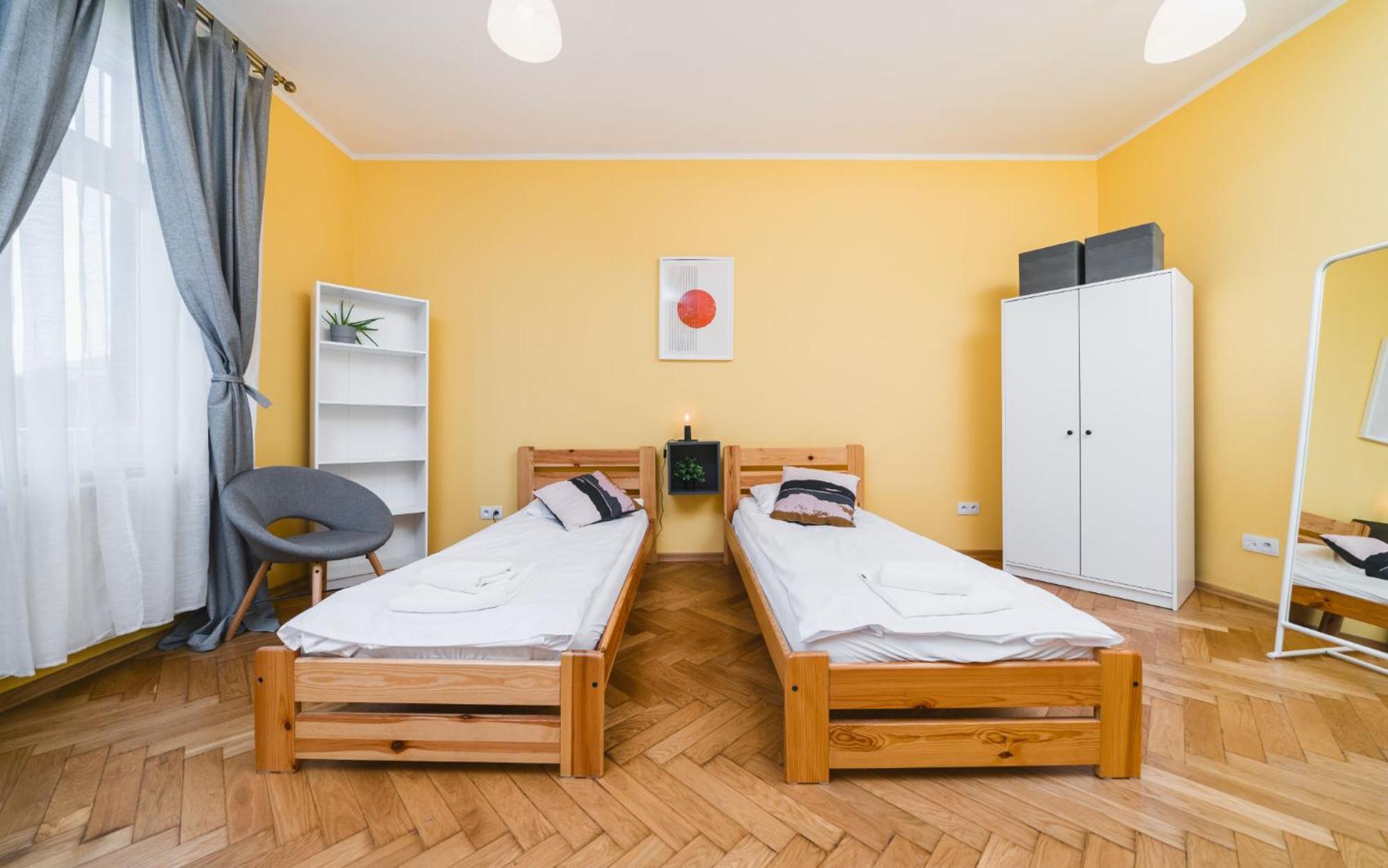 Modern Urban Escape - Old Town - By Upstairs Apartment Krakau