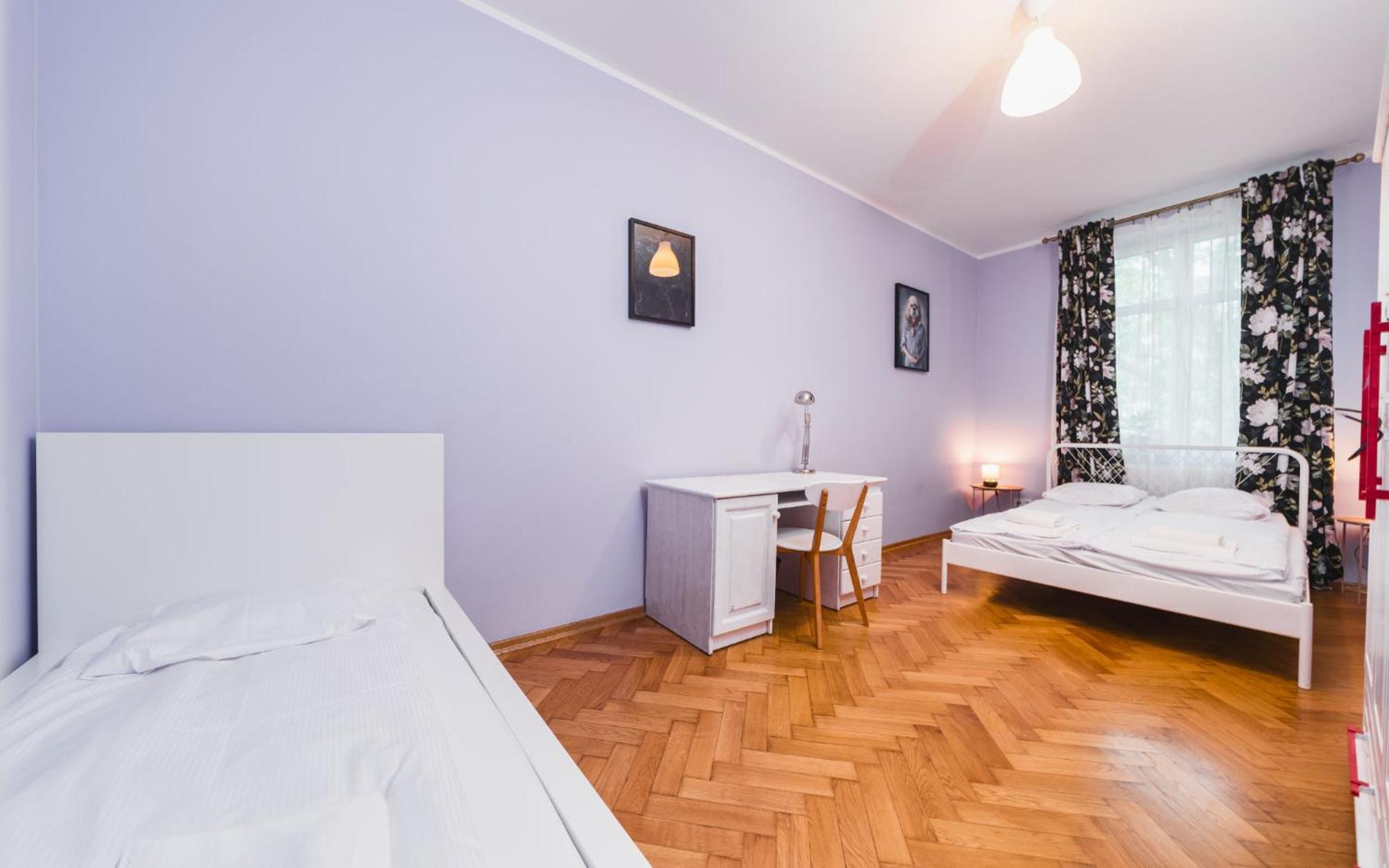 Modern Urban Escape - Old Town - By Upstairs Apartment